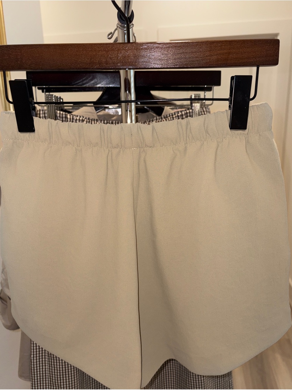 Aritzia Lodge Crepette Martini Olive Mini Short Sz Small NWOT - Picture 5 of 16